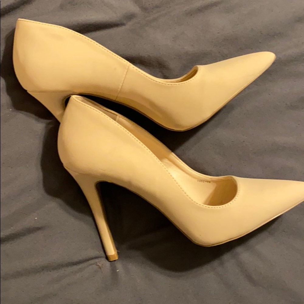 Nude heels 4” heel, worn them once.